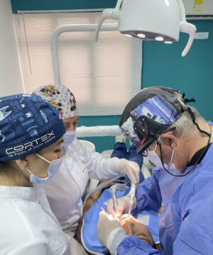 Dr. RAMIRO ANTONIO DELGADO. ODONTOLOGO